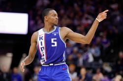 爱游戏体育-独行侠完胜快船，福克斯带队取胜