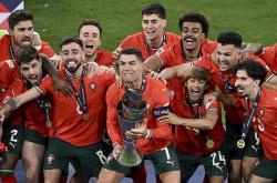 爱游戏官方-欧国联赛场争夺激烈，球队士气高昂的简单介绍