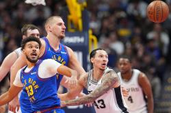 爱游戏官方-马刺惊险战胜掘金，保住季后赛名额