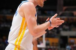 爱游戏tv-包含西班牙男篮横扫公牛，波尔津吉斯完成帽子戏法的词条