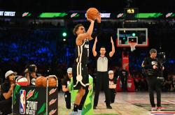 AYXapp下载-巴西男篮鏖战雷霆，特雷杨打破历史纪录