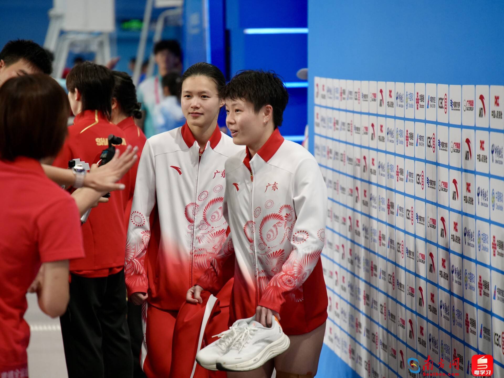 跳水比赛惊艳表现,中国选手再次摘金 跳水比赛惊艳表现,中国选手再次摘金