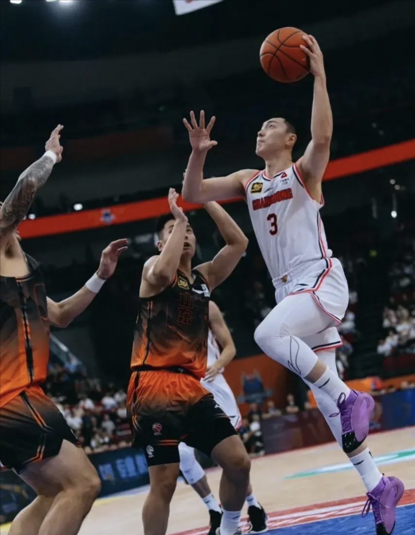 广东宏远队在比赛中突破对手的防线,取得胜利 广东宏远队在比赛中突破对手的防线,取得胜利