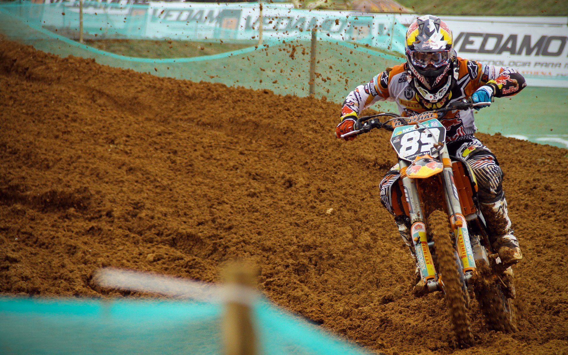 绝境中的逆袭，塞恩斯领衔索伯车队翻盘迈凯伦的传奇之战